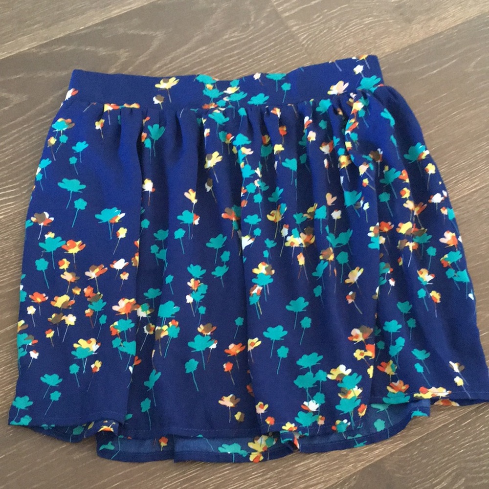 SOCIALITE flowered pattern mini skirt. Elastic waistband. Size S.